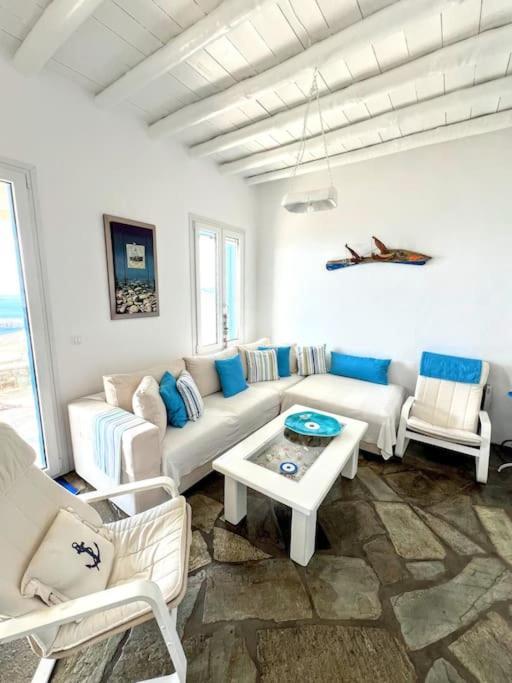 Villa Aggeliki's Cycladic By Hostandros Mpatsi